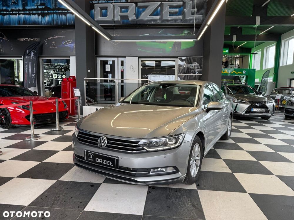 Volkswagen Passat - 1