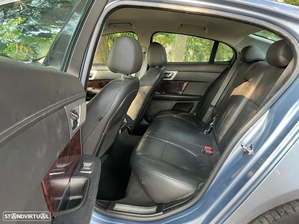 Jaguar XF 2.7 D V6 Premium Luxury - 17