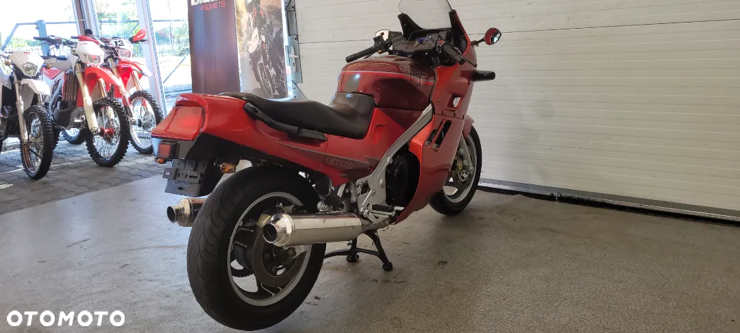 Suzuki GSX - 26