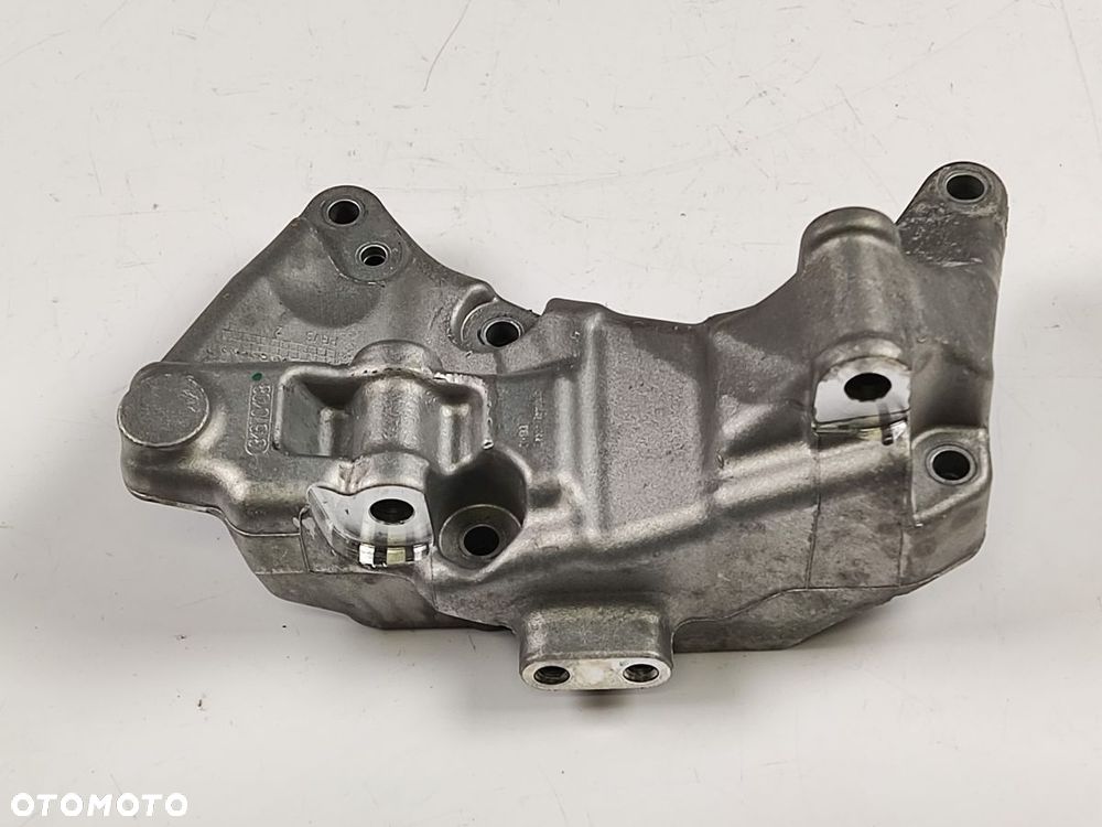 VOLVO XC40 2.0T T4 17-21r Łapa Mocowanie Alternatora - 2