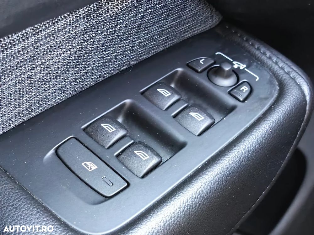 Volvo XC 60 B4 MHEV AT8 AWD Momentum Pro - 25