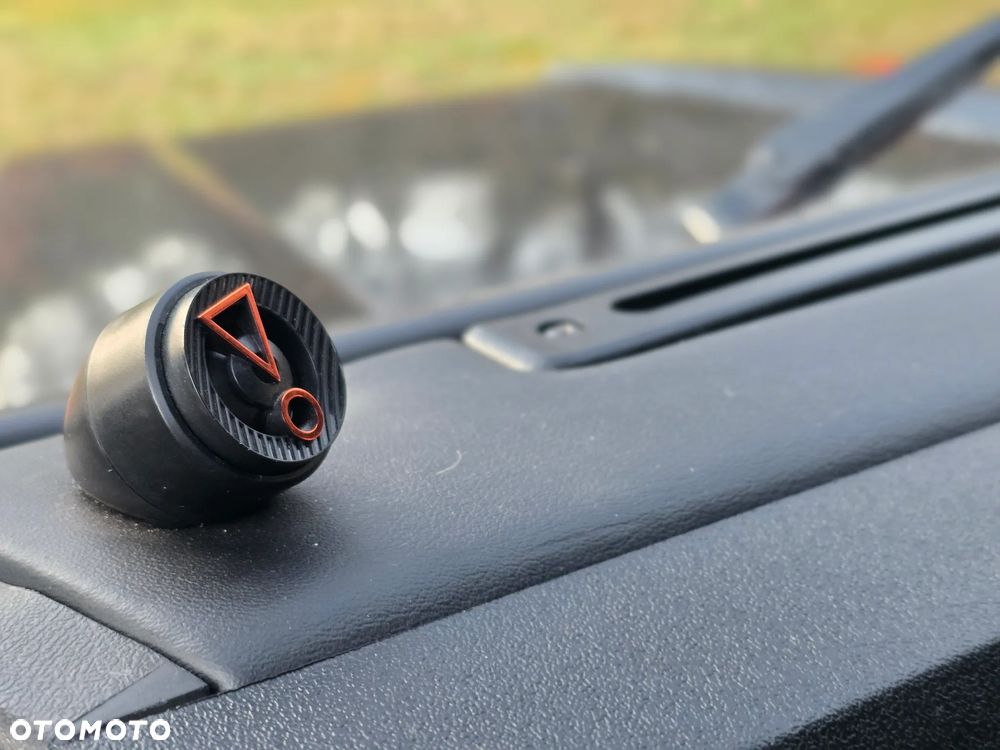 Land Rover Defender - 35