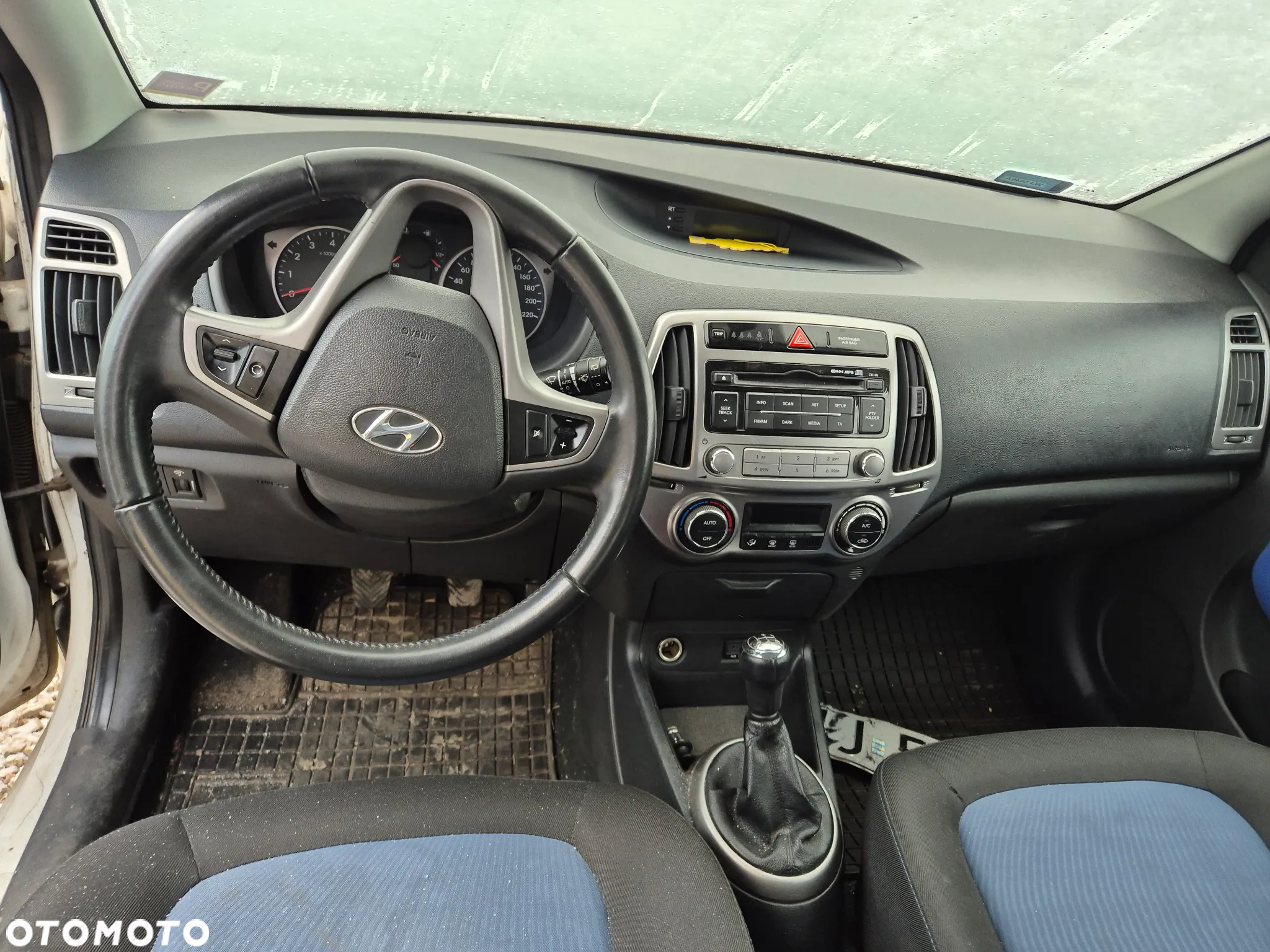 HYUNDAI I20 fotel fotele kanapa deska kokpit podsufitka boczek boczki klamka podłokietnik licznik prędkościomierz panel - 2