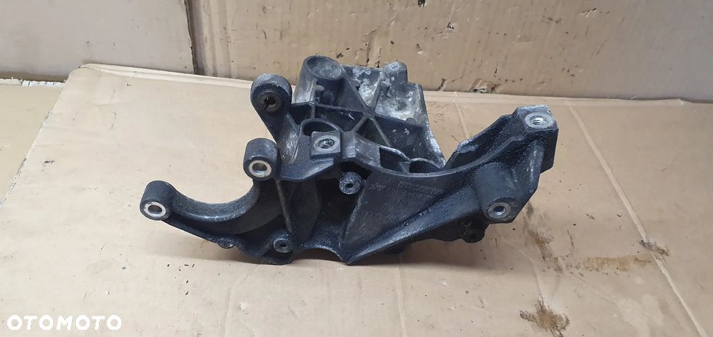 Łapa mocowanie pompy wspomagania Audi A6 C6 2.7 TDI 059145169AA - 2