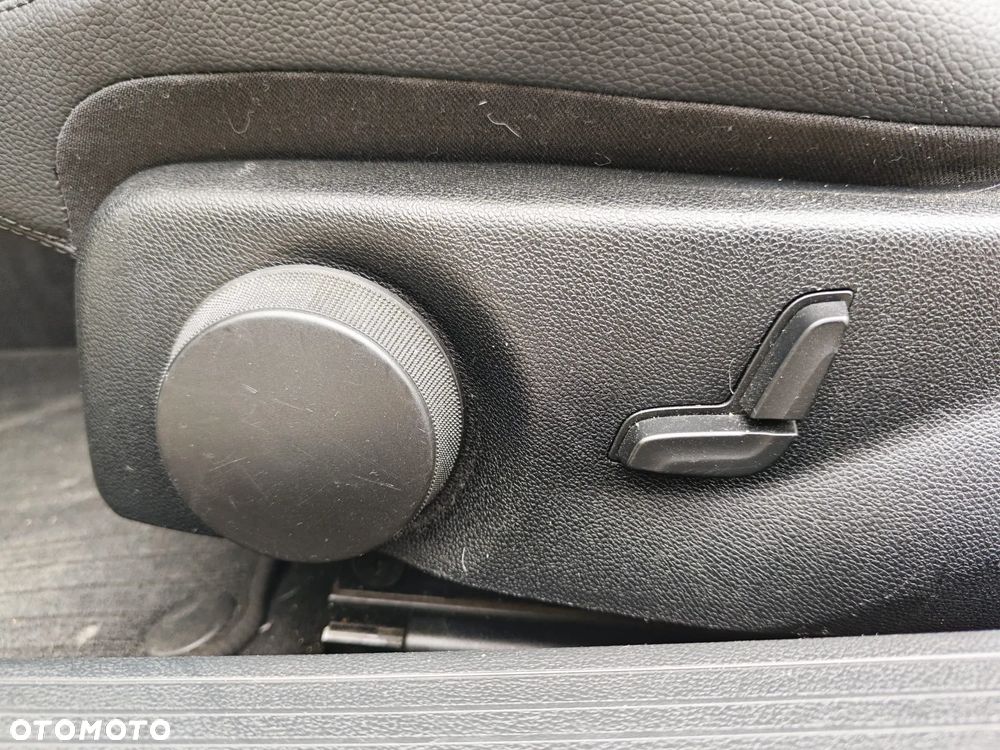Mercedes-Benz Klasa E 220 CDI DPF BlueEFFICIENCY 7G-TRONIC Avantgarde - 37
