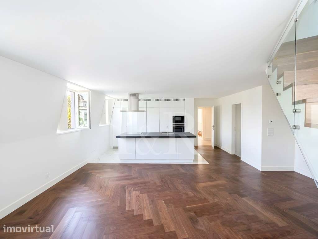 Apartamento T2+1 duplex com vista e estacionamento na Estrela - Grande imagem: 2/70