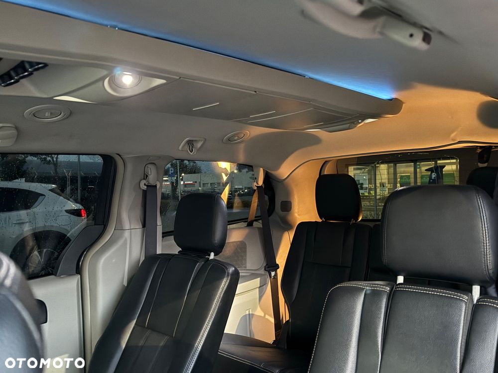 Chrysler Town & Country - 8
