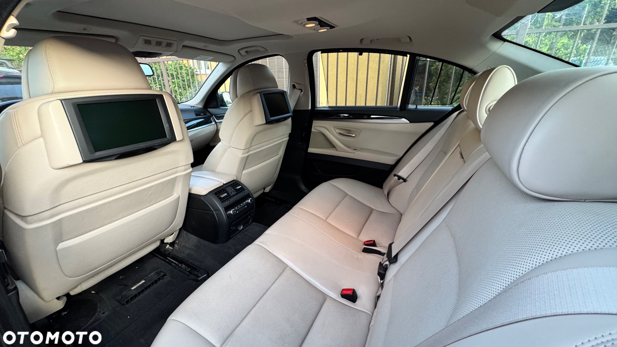 BMW Seria 5 550i - 16