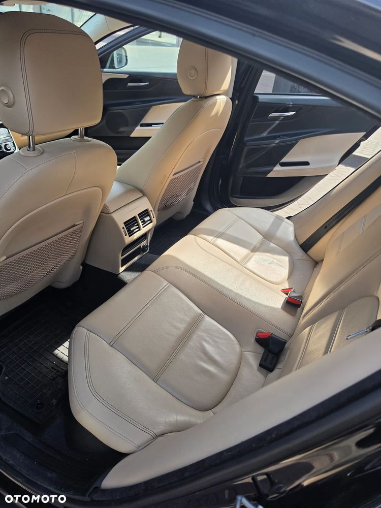 Jaguar XE 2.0 D Prestige - 8