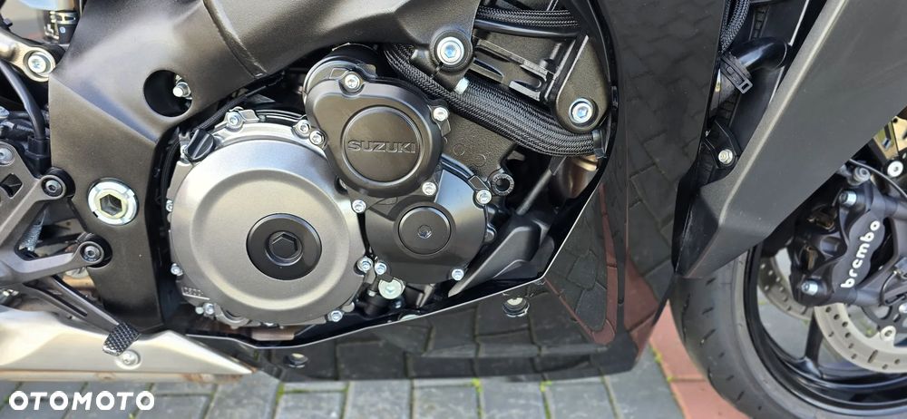 Suzuki GSX - 12