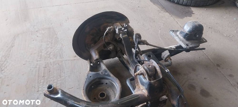 KOMPLETNE ZAWIESZENIE BELKA SANKI TYŁ WAHACZE HAMULCE SKODA OCTAVIA II HB - 3