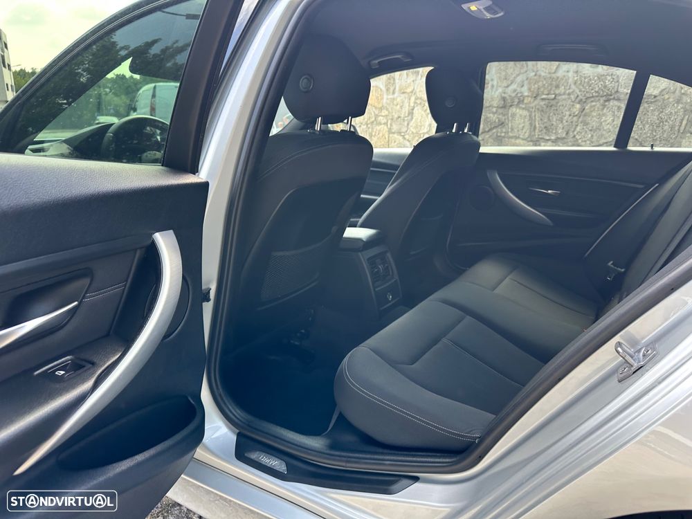 BMW 318 d Line Sport - 27