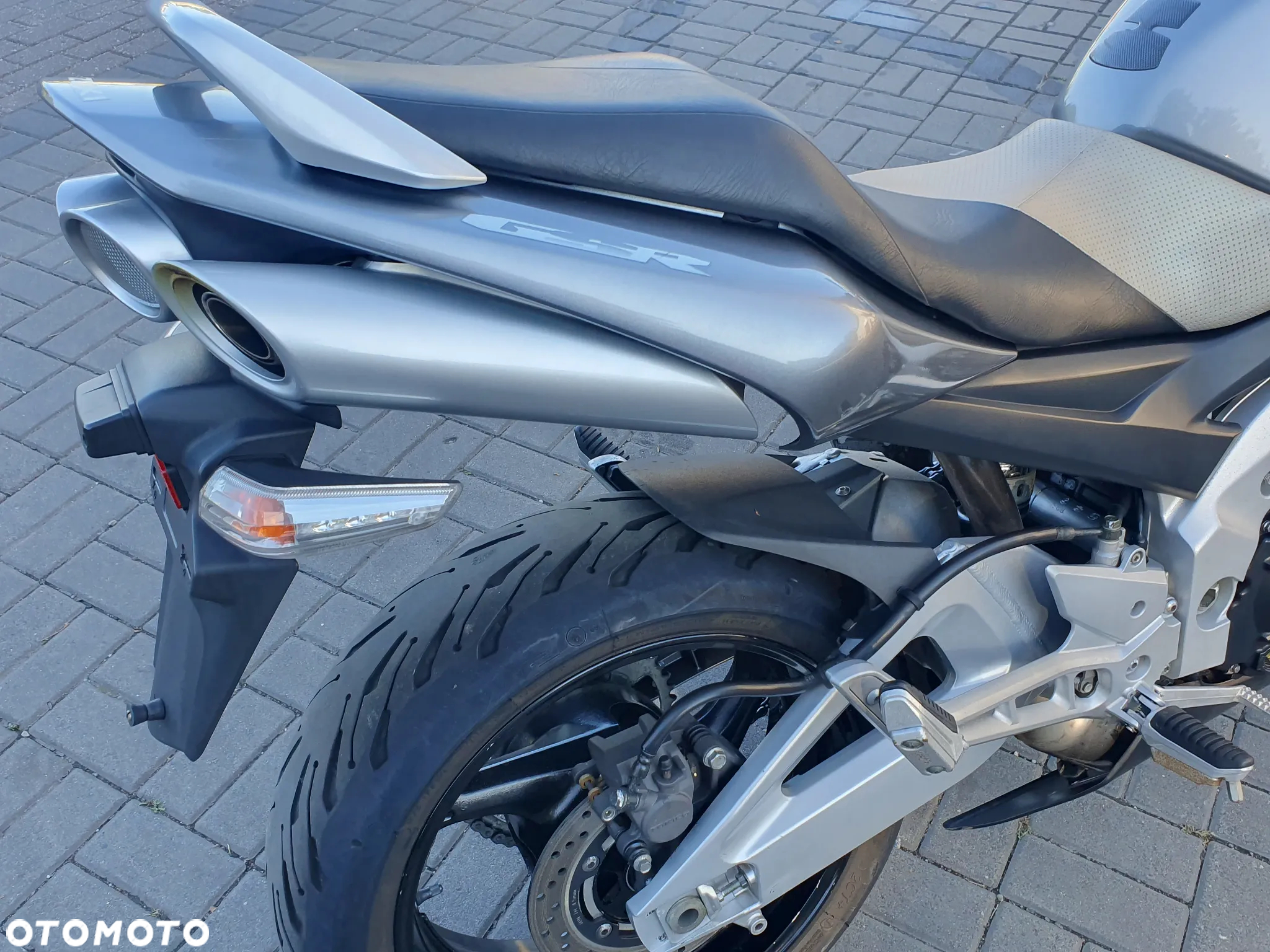 Suzuki GSR - 16