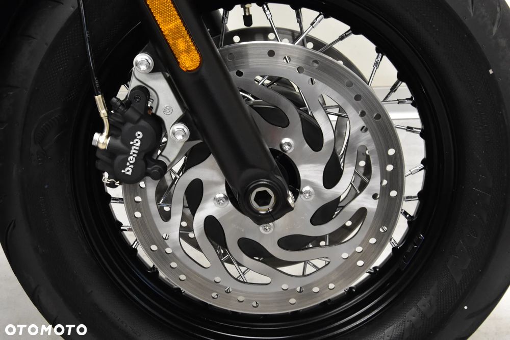 Triumph Bonneville Bobber - 33