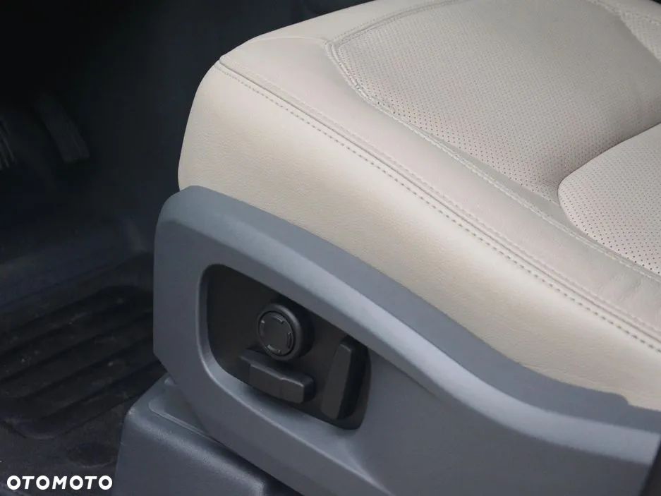 Land Rover Defender - 18