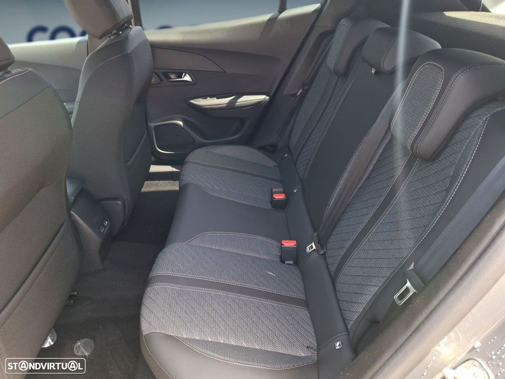 Peugeot 2008 1.2 Hybrid Allure e-DCS6 — fotografia 14