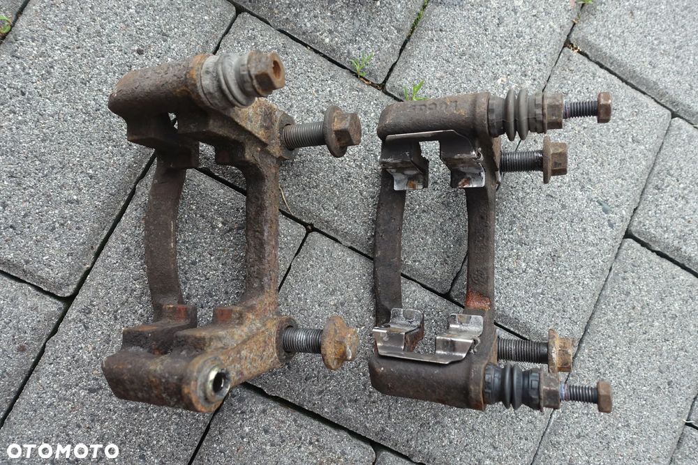 ZACISK LEWY PRAWY TYŁ JARZMO VW T4 - 5