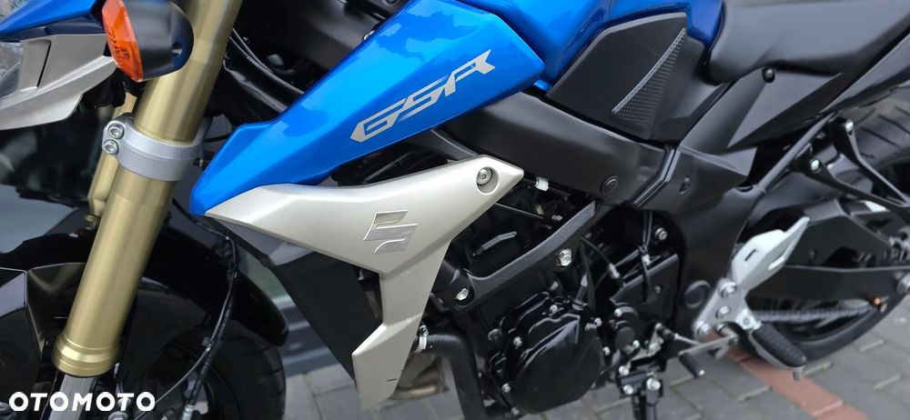 Suzuki GSR - 29