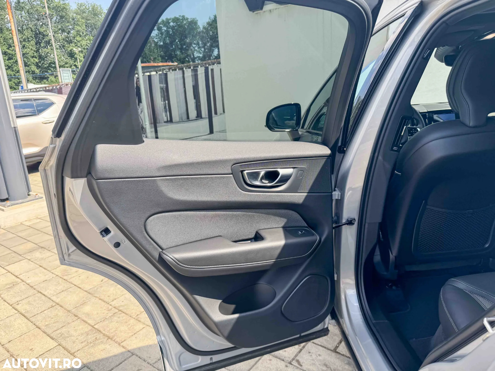 Volvo XC 60 B4 MHEV AT AWD Plus Dark - 11