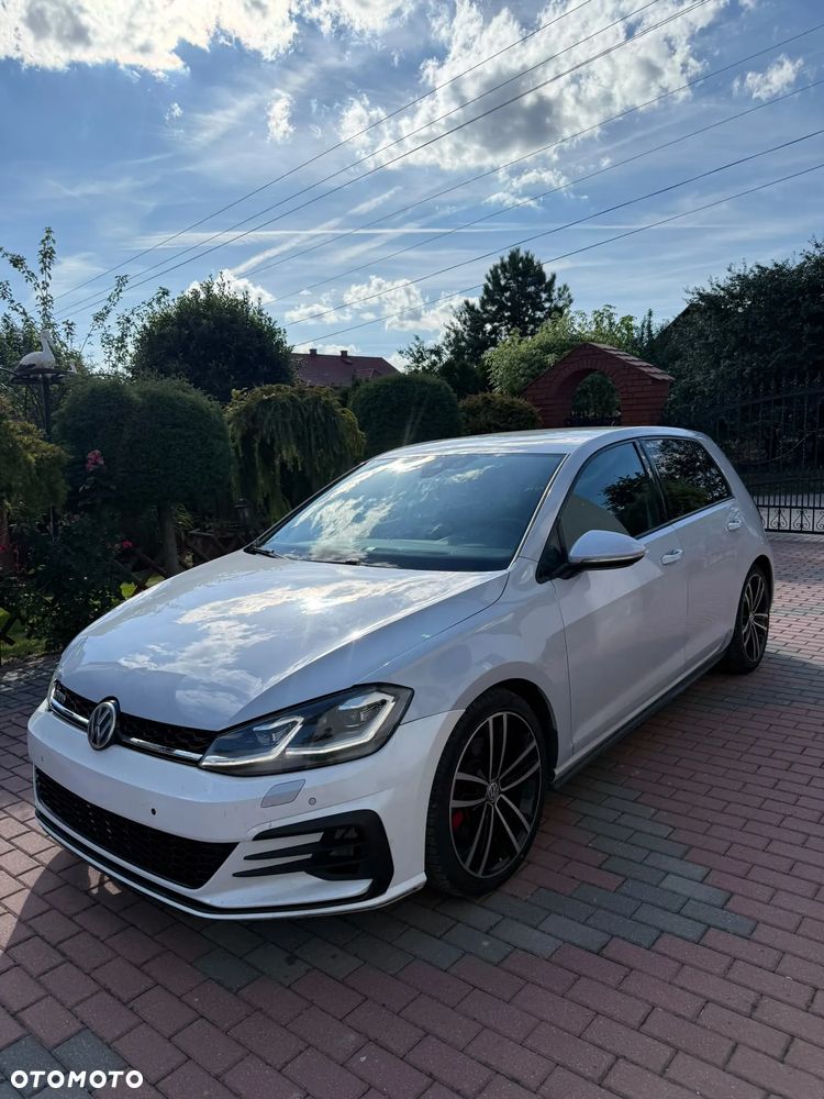 Volkswagen Golf - 1