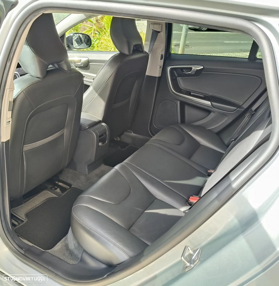 Volvo V60 Cross Country 2.0 D3 Momentum - 26