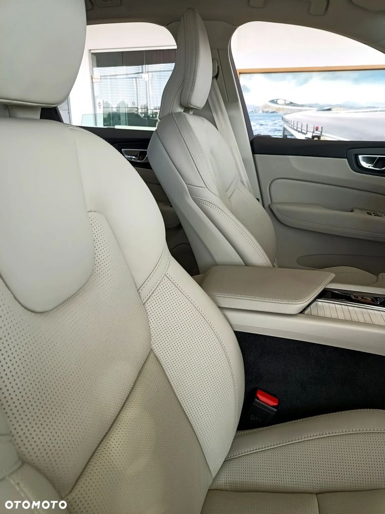 Volvo XC 60 B5 B AWD Plus Dark - 9