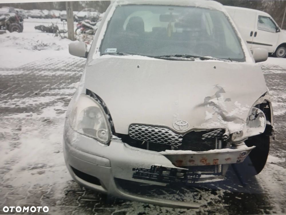 toyota yaris I 1d2 maska zderzak lampa grill błotnik drzwi zbiornik paliwa szyba lusterko - 3