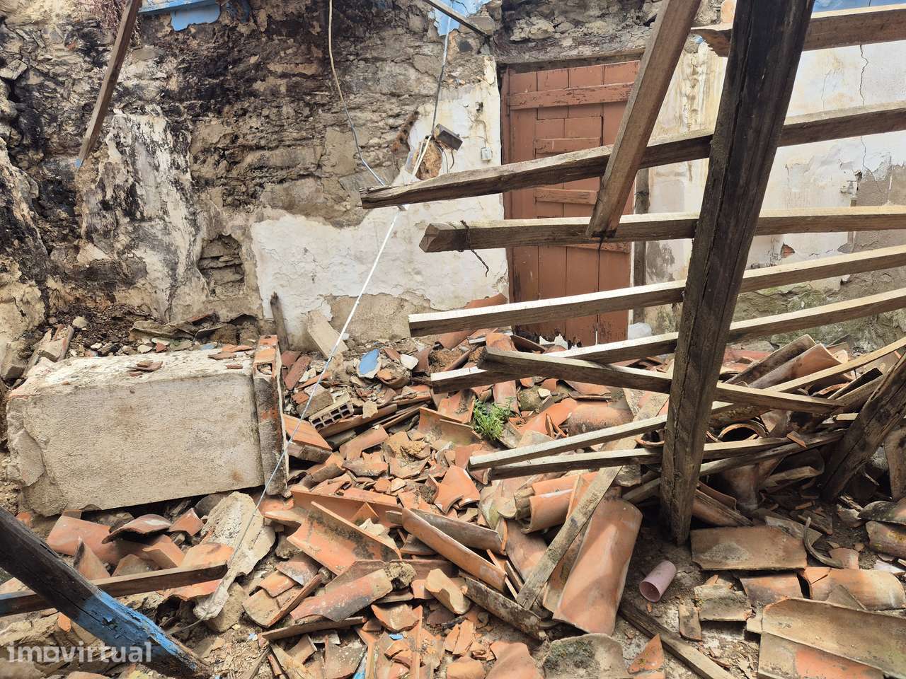 Moradia terrea para reconstruir na Aldeia dos Fernandes - Grande imagem: 4/10