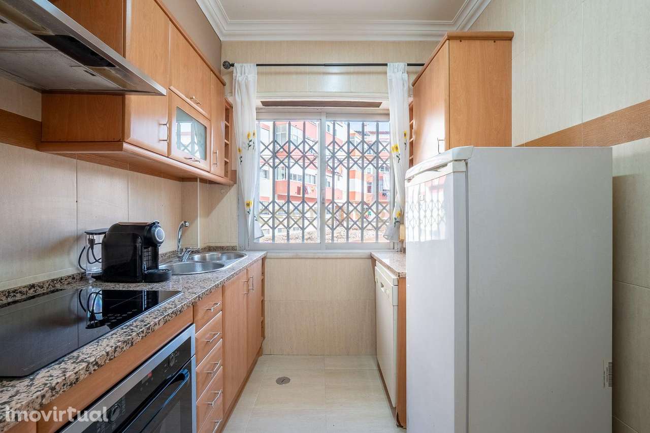 Apartamento T1 com 53,90 m² + Cave com igual área | Elevado potencial - Grande imagem: 2/28