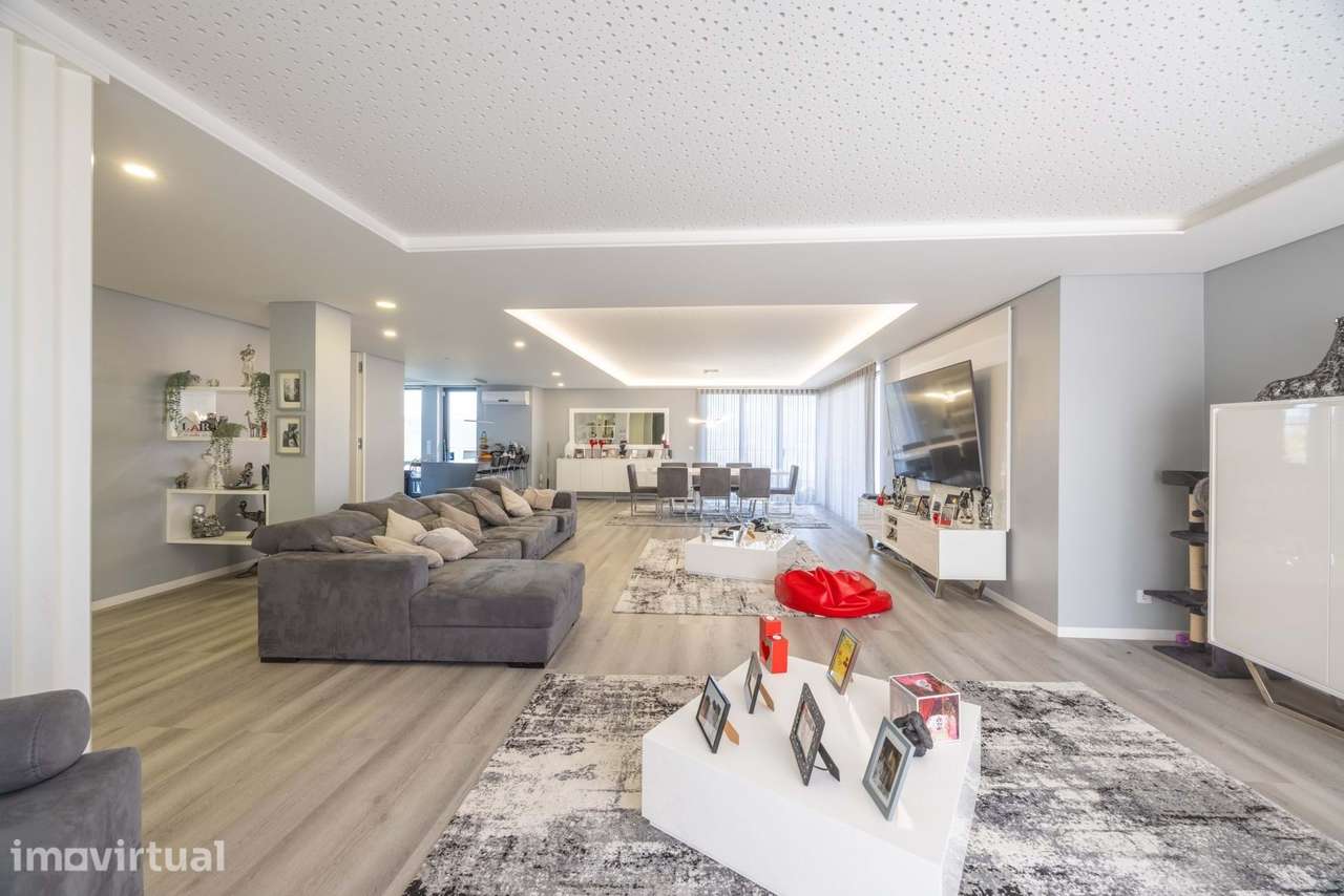 Moradia T5+1 | 4 Frentes | Jardim | Piscina | 5 Suites | Renovada - Grande imagem: 5/60