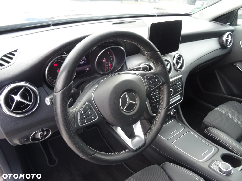 Mercedes-Benz GLA 200 d 4Matic 7G-DCT UrbanStyle Edition - 12
