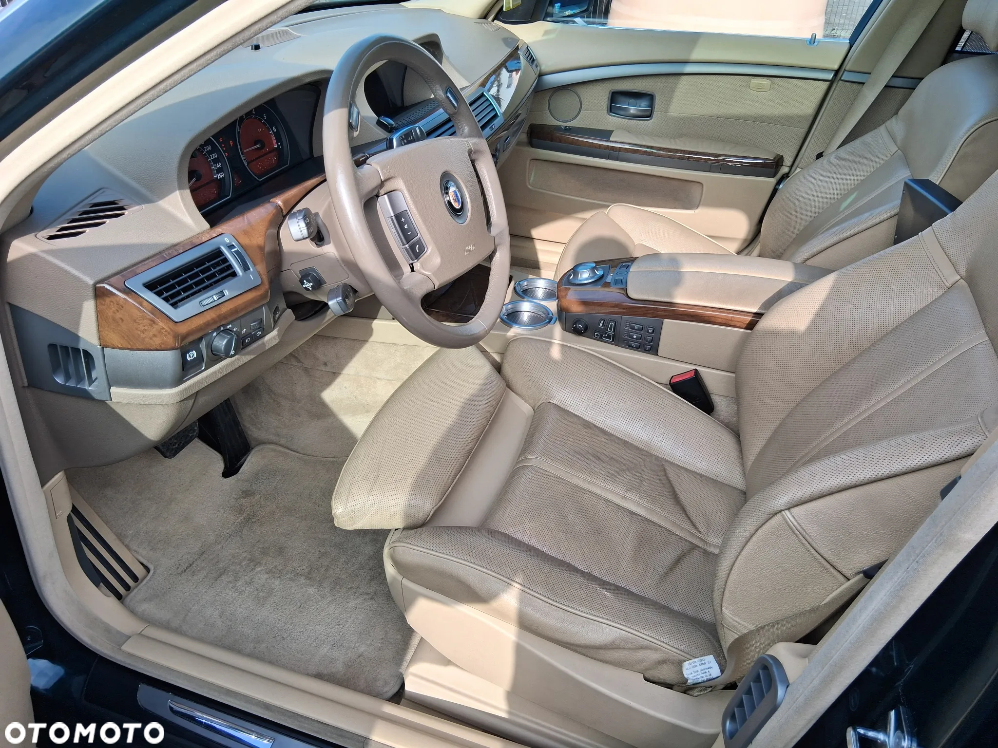 BMW Seria 7 745Li - 38