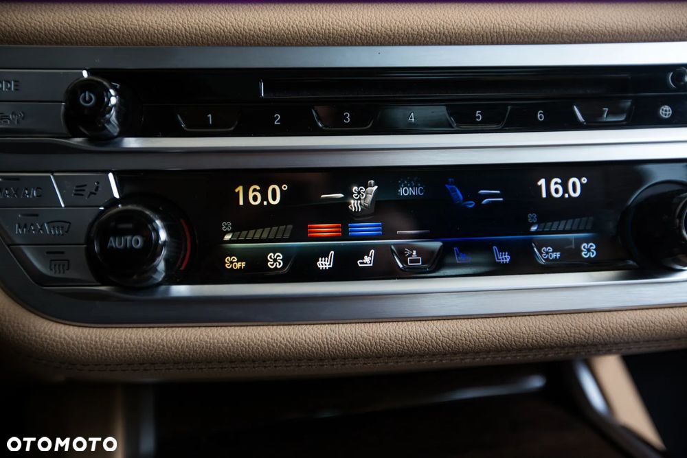 BMW Seria 7 745e sport - 31