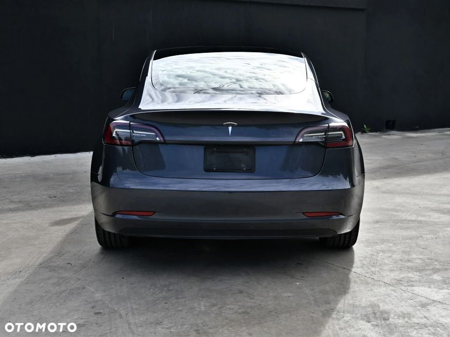 Tesla Model 3 - 8