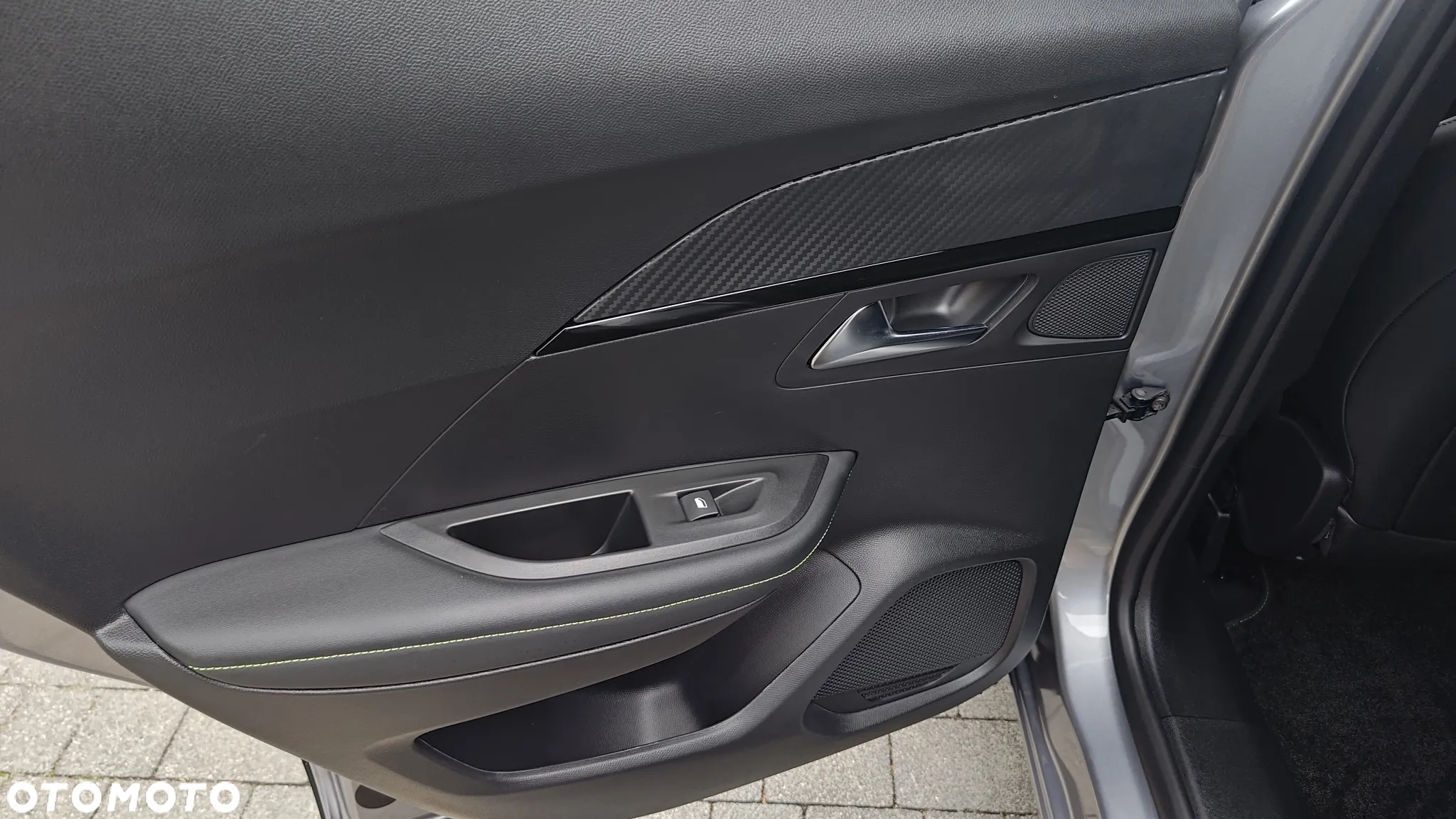 Peugeot 2008 PureTech 130 EAT8 GT - 23