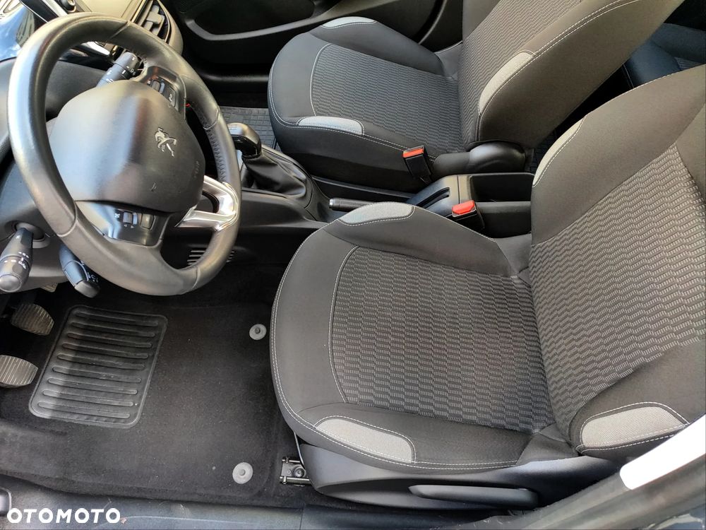 Peugeot 208 - 10