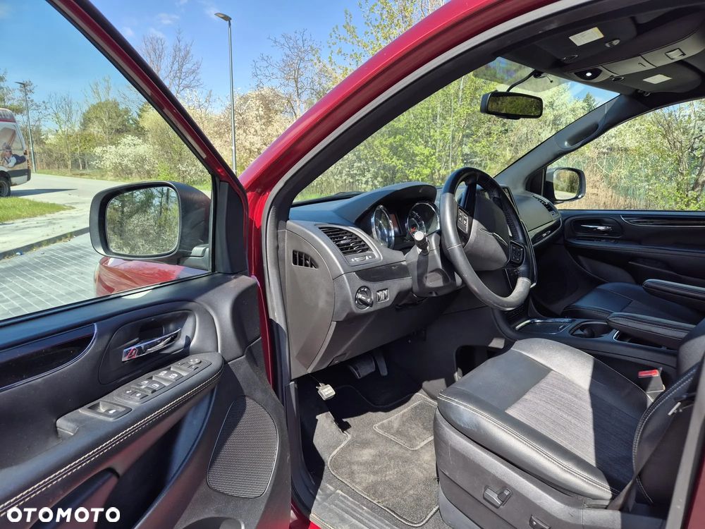 Chrysler Town & Country - 17