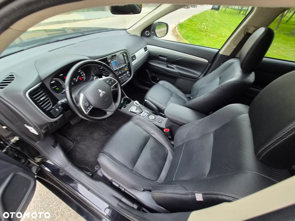 Mitsubishi Outlander 2.0 4WD Top - 24