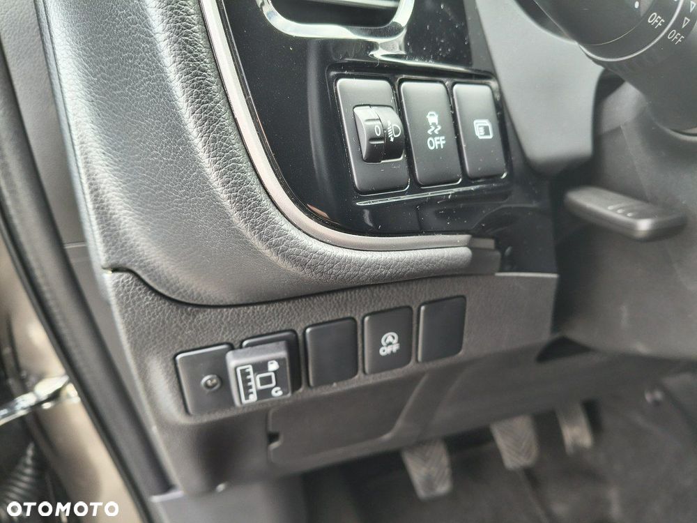 Mitsubishi Outlander - 12