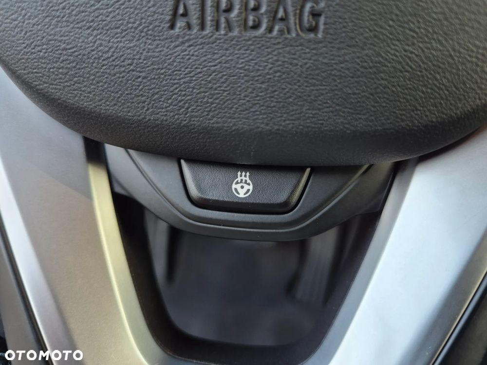 BMW Seria 3 330i Sport Line - 30