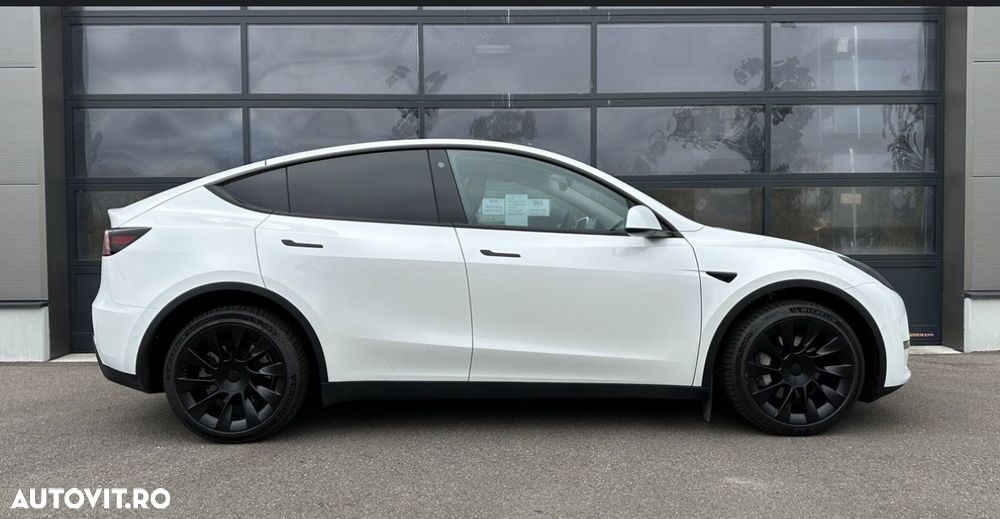 Tesla Model Y - 2