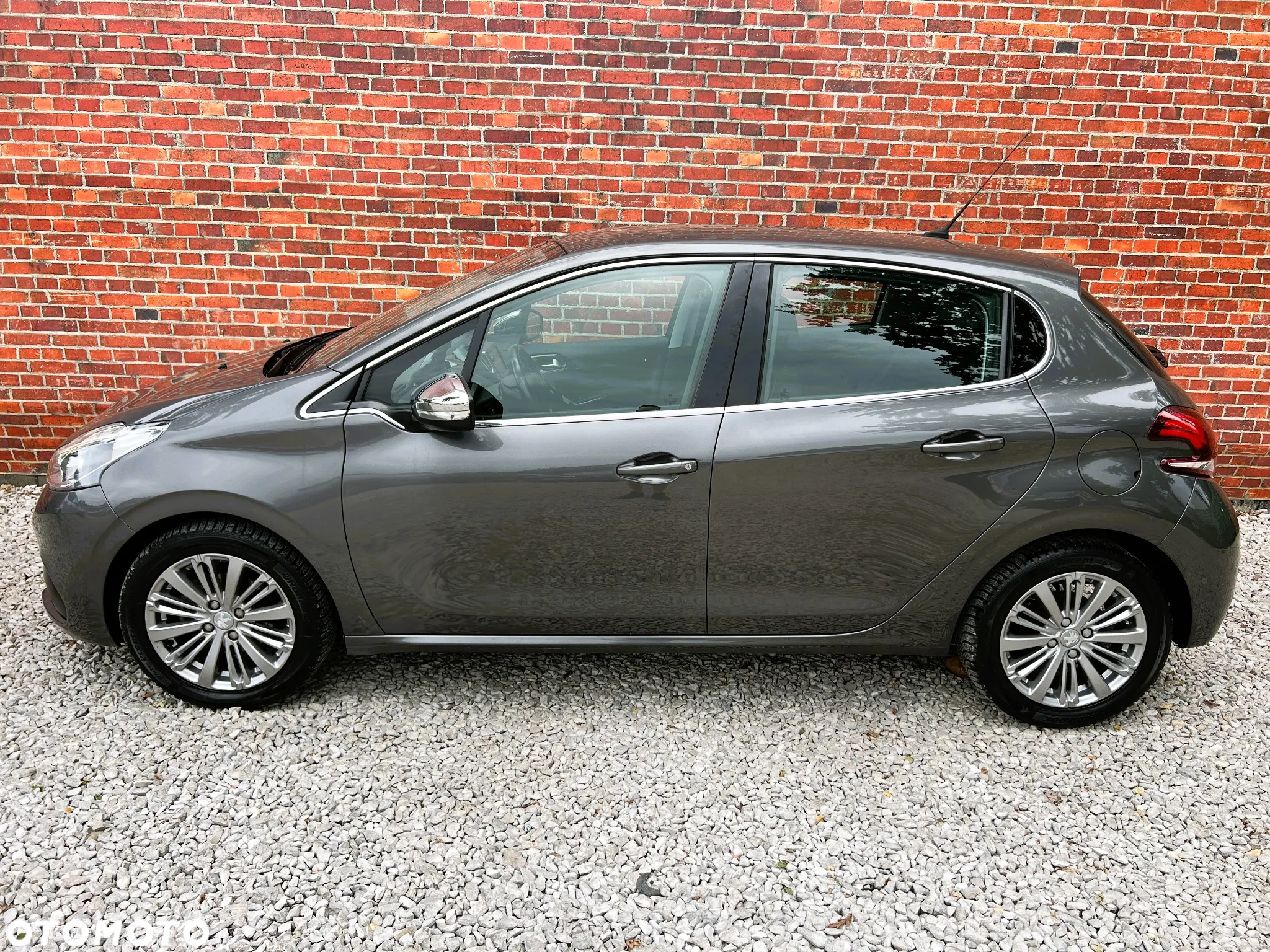 Peugeot 208 - 40
