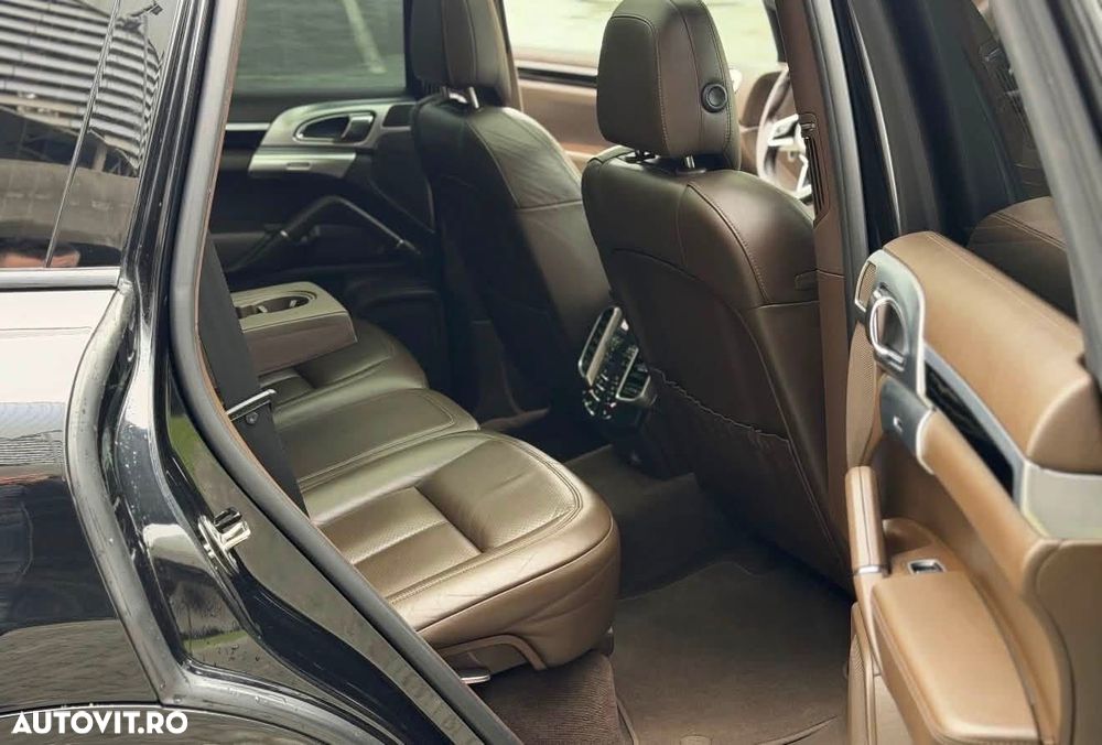 Porsche Cayenne 3.0 L - 4