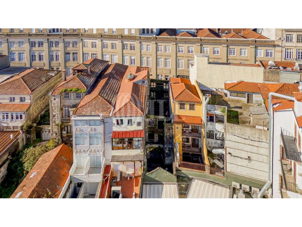 Prédio para reabilitação, com projeto, no Porto