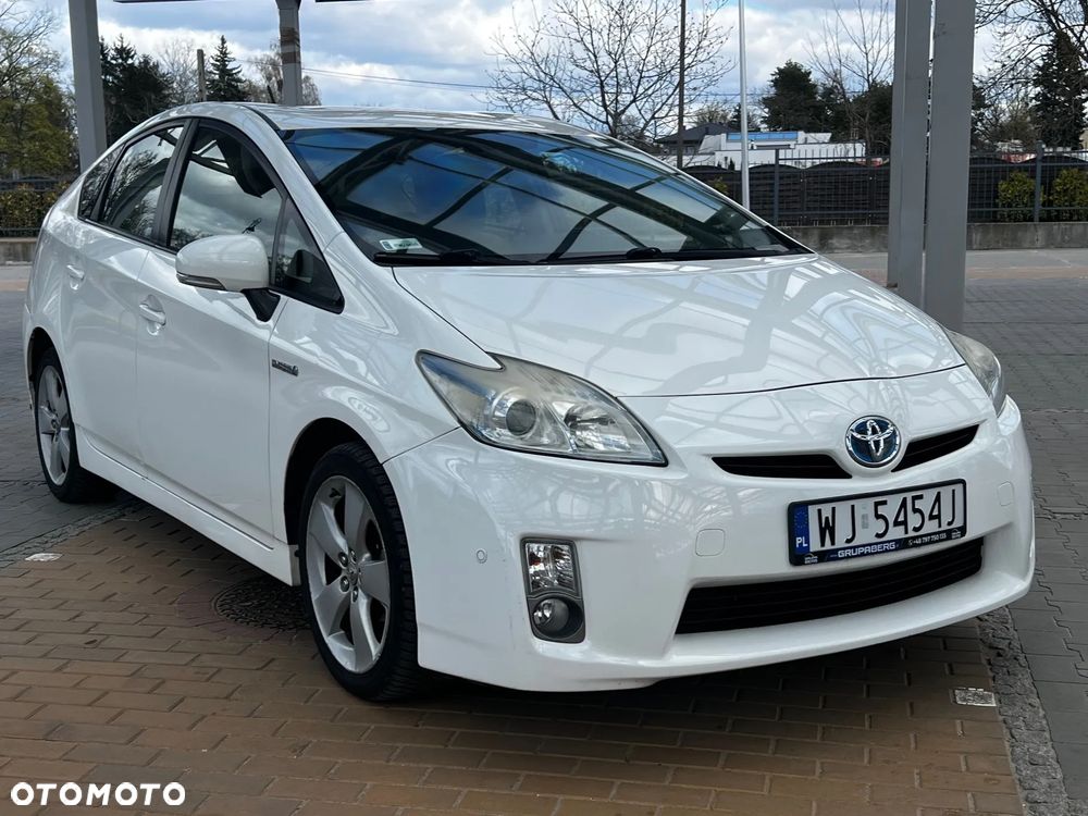 Toyota Prius (Hybrid) Executive - 3