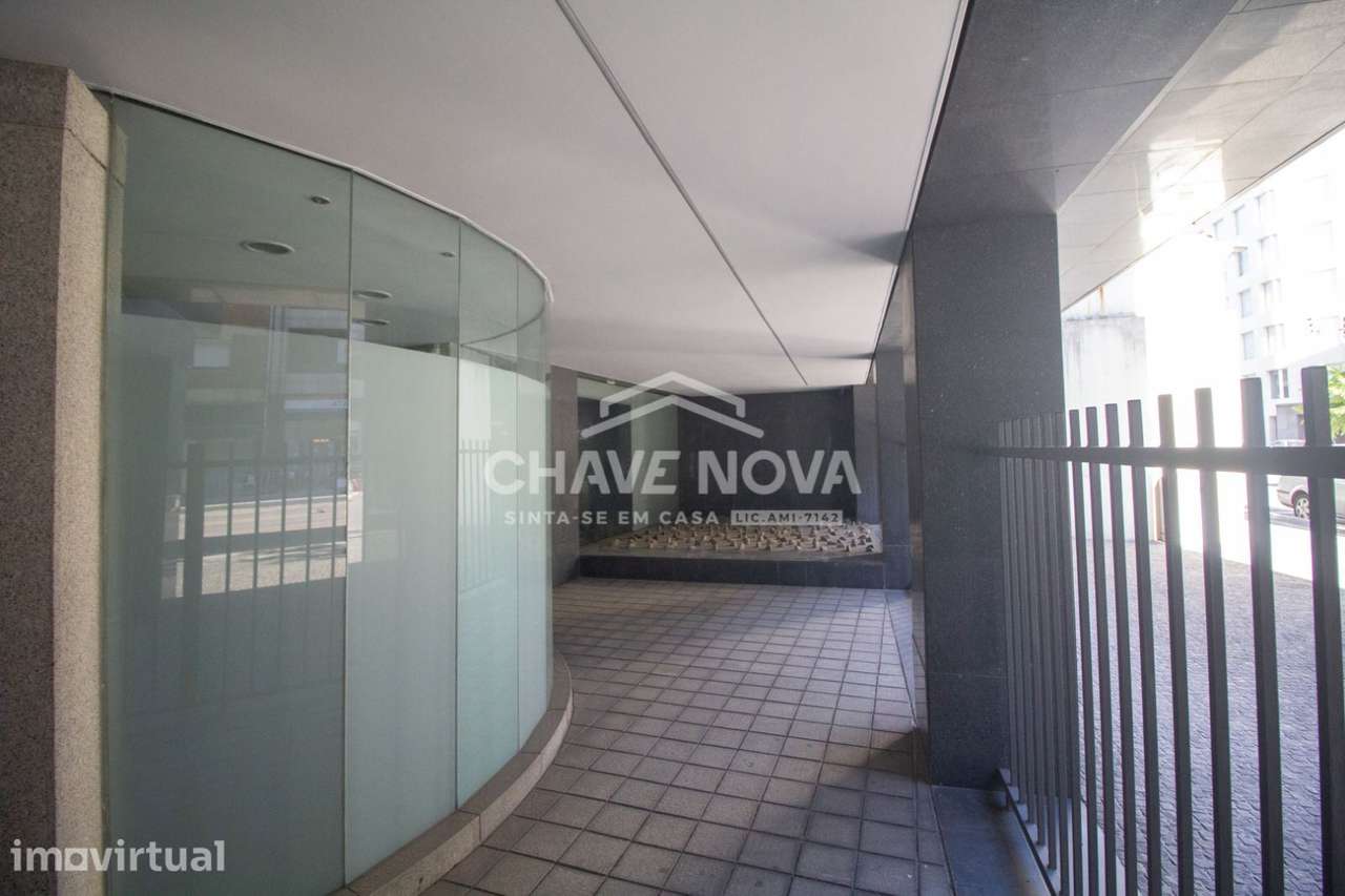 Estabelecimento Comercial c/ 2 pisos na Avenida da Boavista - Grande imagem: 2/25