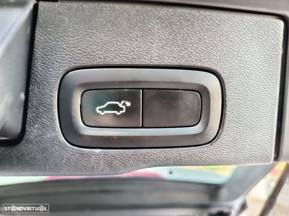 Volvo XC 60 2.0 T8 PHEV R-Design AWD - 26