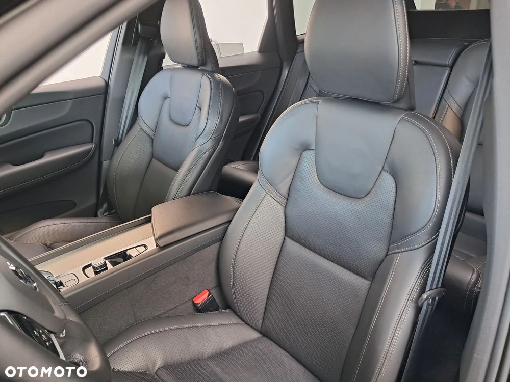 Volvo XC 60 T6 Plug-In Hybrid AWD Ultra Black Edition - 10