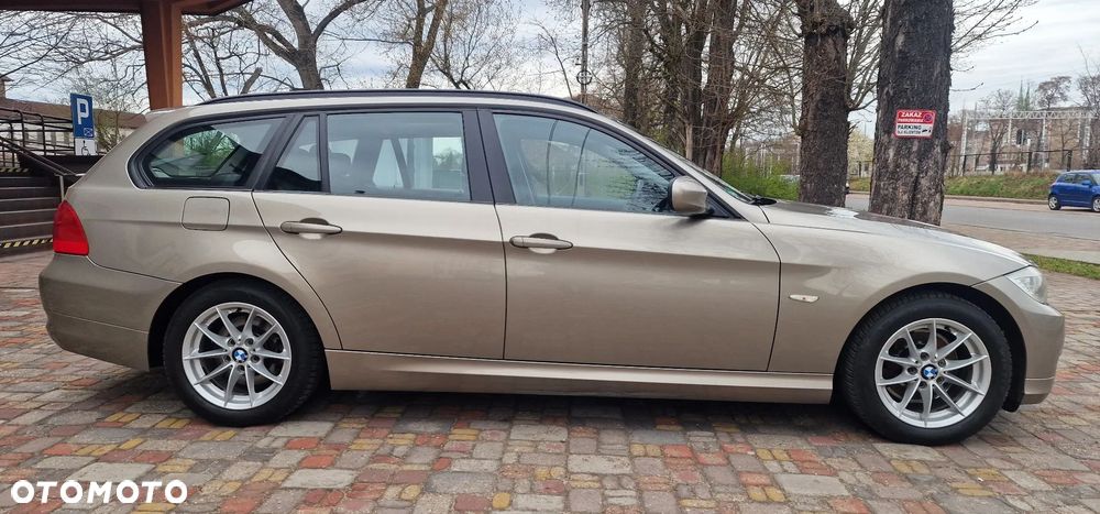 BMW Seria 3 320d DPF Edition Sport - 4
