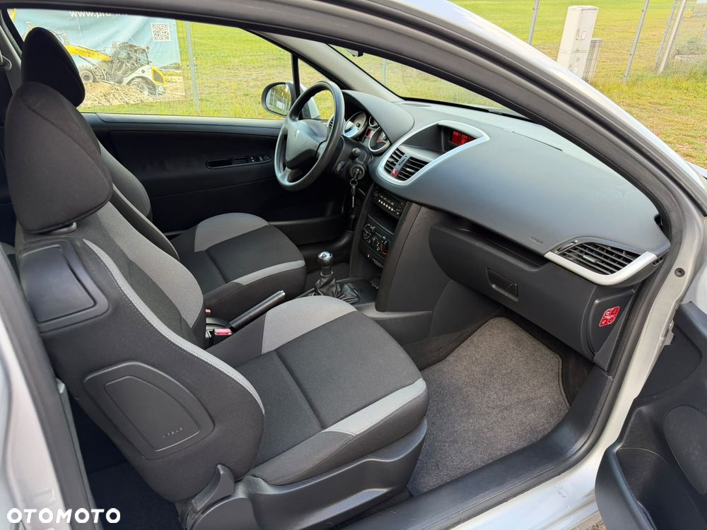 Peugeot 207 - 8